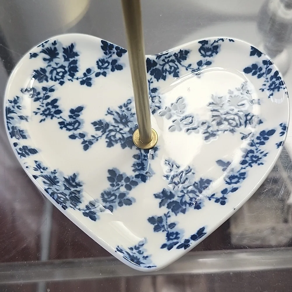 Gold Jewelry Stand with Floral Heart Dish, NWT 🎉💙🤍💛